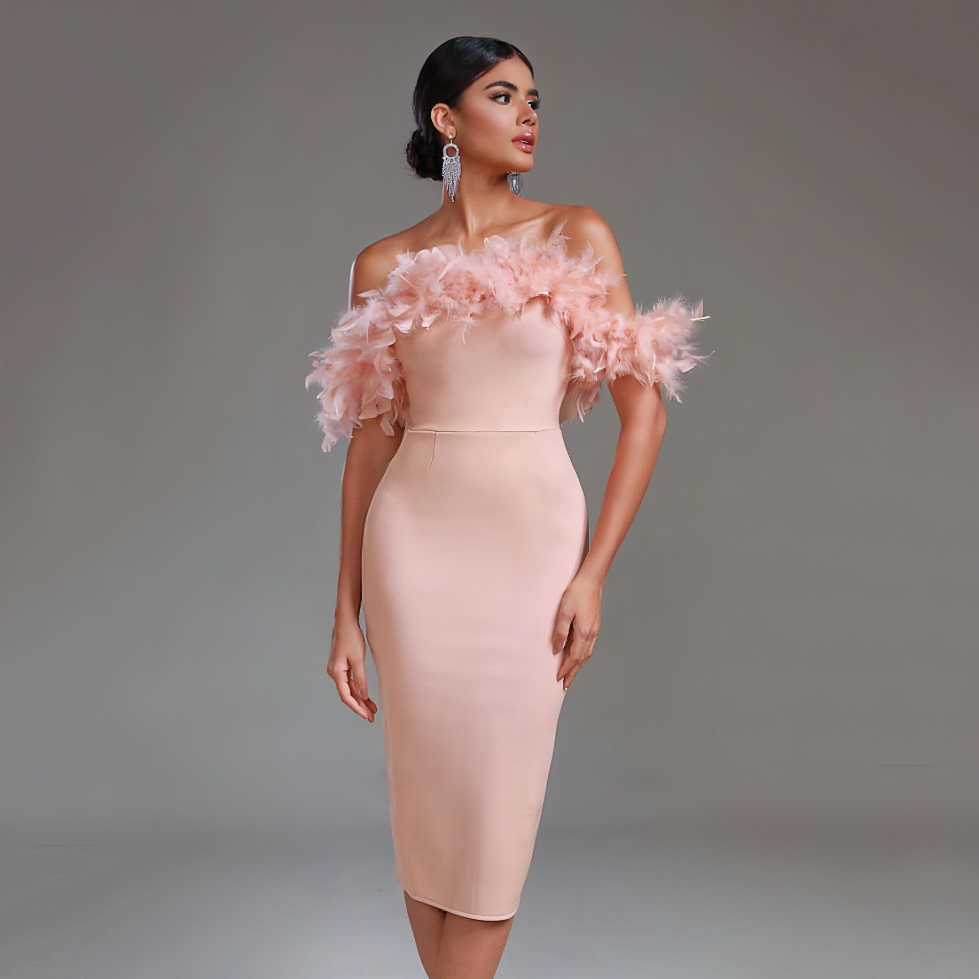 Lumié Plume – Höyhensomisteinen off-shoulder-juhlamekko