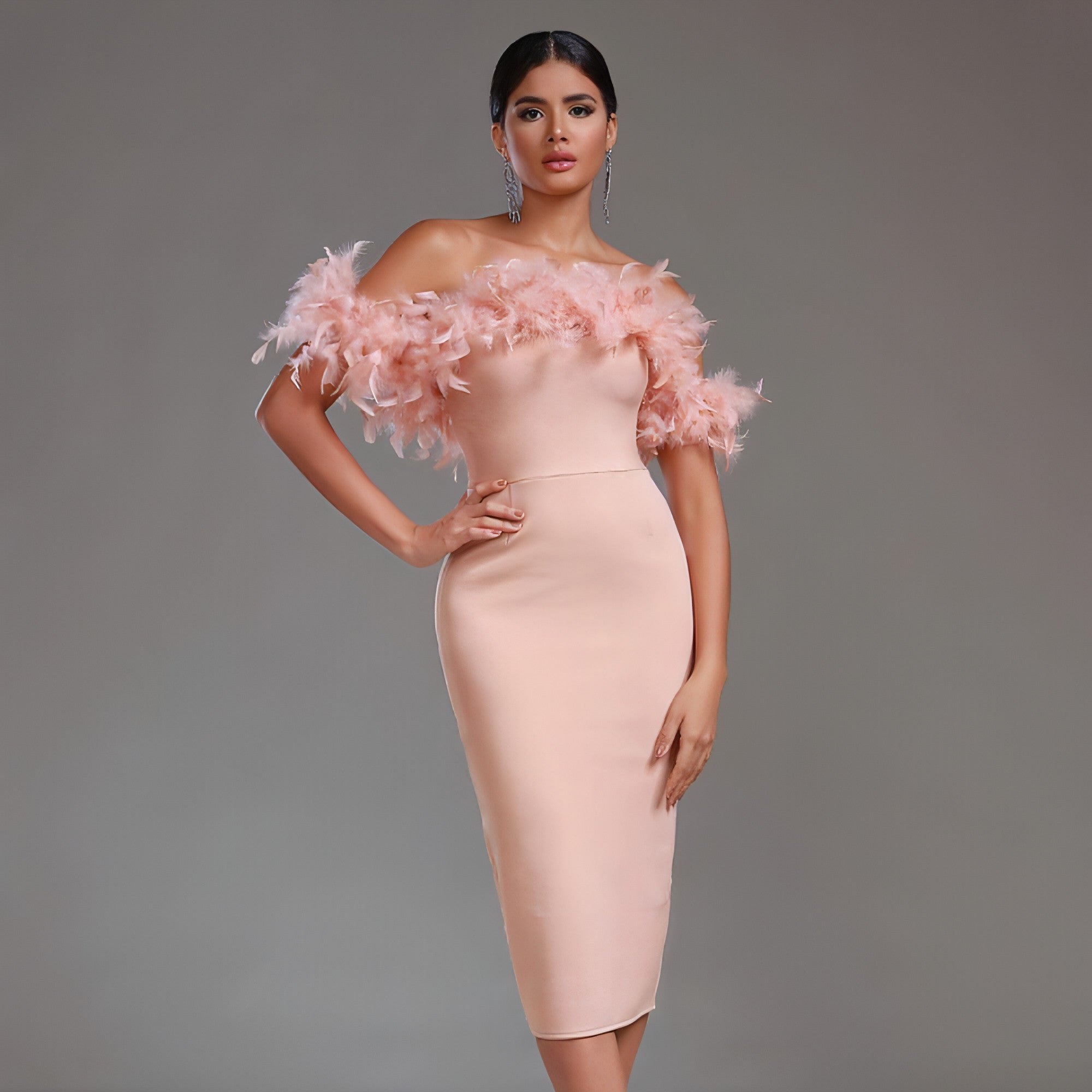 Lumié Plume – Höyhensomisteinen off-shoulder-juhlamekko