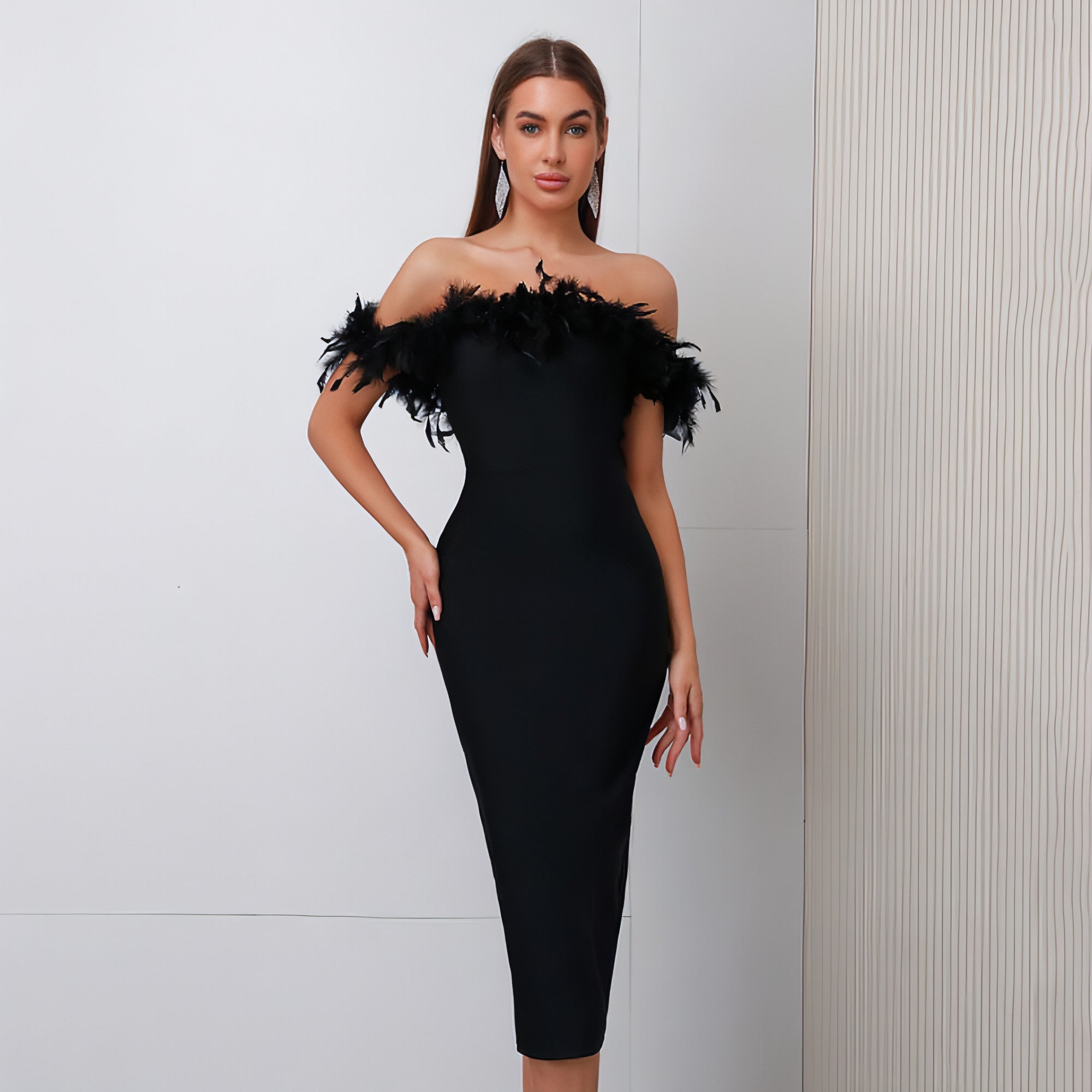 Lumié Plume – Höyhensomisteinen off-shoulder-juhlamekko